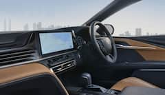Toyota Camry Facelift : āϞā§āĻā§āϏāĻžāϏā§āϰ āĻŽāϤā§āĻž āĻĻā§āĻāϤā§, āύāϤā§āύ āĻāϝāĻŧā§āĻāĻž āĻā§āϝāĻžāĻŽāϰāĻŋ āĻĢā§āϏāϞāĻŋāĻĢā§āĻā§āϰ āĻĒā§āϰāĻĨāĻŽ āĻāĻŦāĻŋ āĻĒā§āϰāĻāĻžāĻļā§ā§ā§, āĻā§āĻŽāύ āĻĻā§āĻāϤ⧠āĻāĻžāĻĄāĻŧāĻŋ