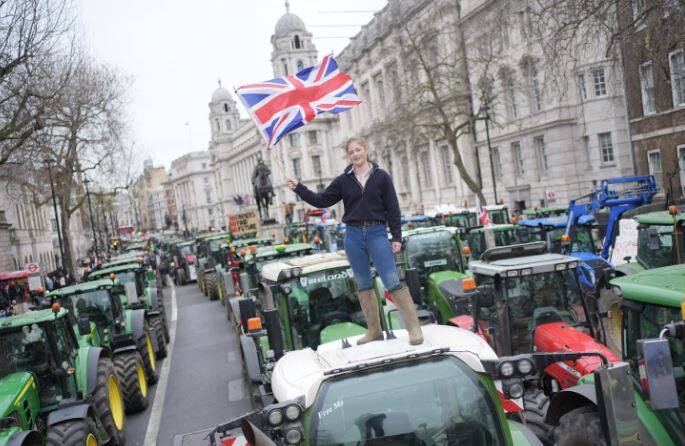 Partap Singh Bajwa comment on farmer Protest know full details Farmer Protest: ਲੰਡਨ 'ਚ ਵੀ ਕਿਸਾਨ ਕਰ ਰਹੇ ਨੇ ਪ੍ਰਦਰਸ਼ਨ, ਉੱਥੇ ਤਾਂ ਨਹੀਂ ਵਰਤੀ ਗਈ ਤਾਕਤ ਫਿਰ BJP ਇੱਥੋਂ ਦੇ ਕਿਸਾਨਾਂ ਤੋਂ ਕਿਉਂ ਡਰ ਰਹੀ, ਬਾਜਵਾ ਨੇ ਪੁੱਛਿਆ ਵੱਡਾ ਸਵਾਲ