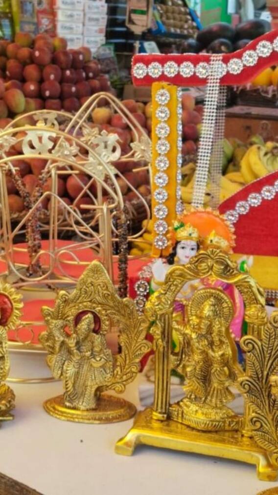 दिल्ली के इन बाजारों से खरीदें लड्डू गोपाल के कपड़े से लेकर श्रृंगार का सारा सामान