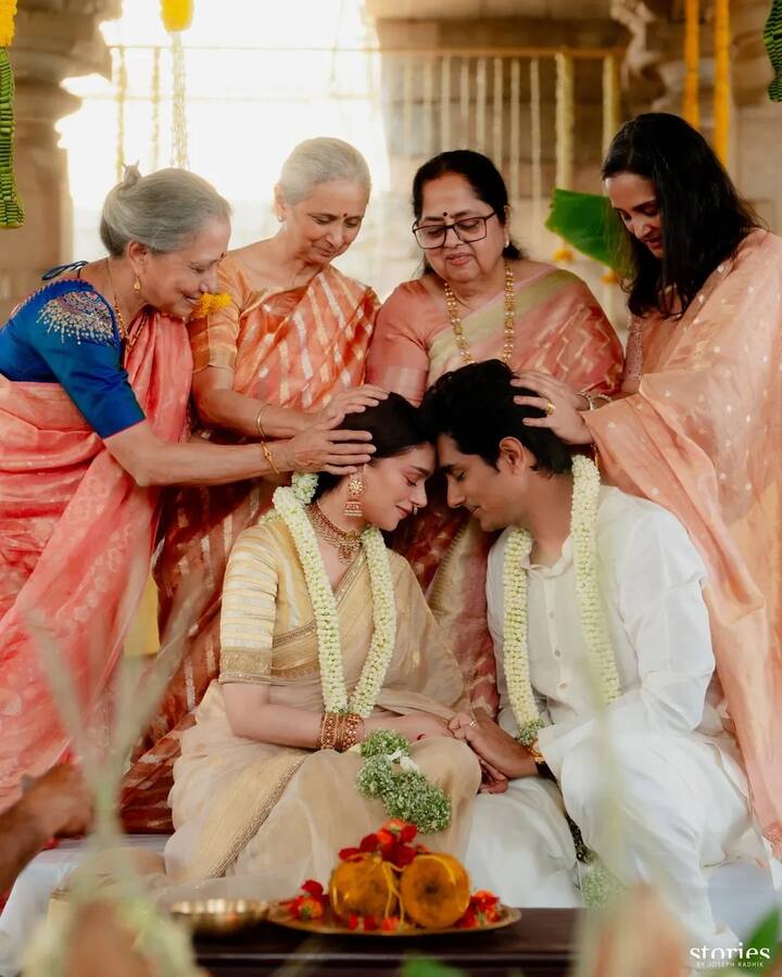 अदिति राव हैदरी और एक्टर सिद्धार्थ – बॉलीवुड की बिब्बोजान ने अपने बॉयफ्रेंड और फेमस एक्टर सिद्धार्थ से दो बार शादी की है. दोनों की पहली शादी तेलंगाना के वानापर्थी के श्रीरंगपुर मंदिर में शादी में 16 सितंबर 204 को हुई थी.