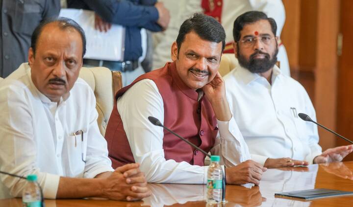 भारतीय जनता पार्टी (बीजेपी) के नेतृत्व वाली महायुति ने पिछले महीने महाराष्ट्र में विधानसभा चुनावों में शानदार जीत हासिल की थी. बीजेपी-शिवसेना-एनसीपी गठबंधन ने 230 सीटें जीती जबकि गठबंधन में शामिल छोटे दलों ने पांच सीटें जीती हैं. विपक्षी महा विकास अघाड़ी गठबंधन 288 सदस्यीय विधानसभा में 46 सीटों पर सिमट गया. मोदी पिछले सप्ताह मुंबई में फडणवीस के शपथ ग्रहण समारोह में मौजूद थे. अब फडणवीस 14 दिसंबर को कैबिनेट विस्तार करने जा रहे हैं.