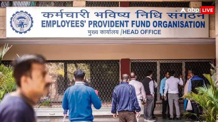PF Money Withdrawn From ATM: पीएफ खाते में पैसे निकालने के लिए लेकिन एटीएम की सुविधा मिलने वाली है. इसके लिए बैंक का एटीएम होगा लिंक या फिर ईपीएफओ जारी करेगी डेबिट कार्ड.
