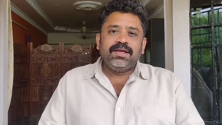 Tamil Director Seenu Ramaswamy got divorced after 17 years of marriage life Seenu Ramaswamy Divorce: 17 ஆண்டு திருமண வாழ்க்கை..  தமிழ் சினிமாவின் அடுத்த விவாகரத்து! மனைவியை பிரிந்த பிரபல இயக்குனர்