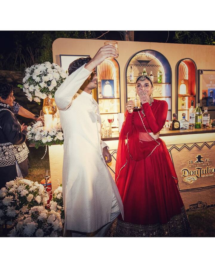 वहीं इसके बाद कपल ने दूसरी बार 27 नवंबर को राजस्थान में रॉयल वेडिंग की. इस शादी सोनाक्षी सिन्हा समेत बॉलीवुड के कई सेलेब्स शामिल हुए थे.