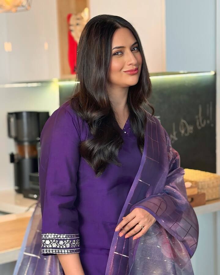 एक्ट्रेस ने बताया कि, उन्होंने अपना रिश्ता बचाने के लिए अंधविश्वास और काला जादू का भी सहारा लिया. लेकिन उससे कुछ हासिल नहीं हुआ. फिर उन्होंने वो चीजें छोड़ दी. हालांकि वो काफी वक्त तक बुरे दौर में रही. लेकिन फिर खुद को संभालते हुए उन्होंने मूव ऑन कर लिया था.