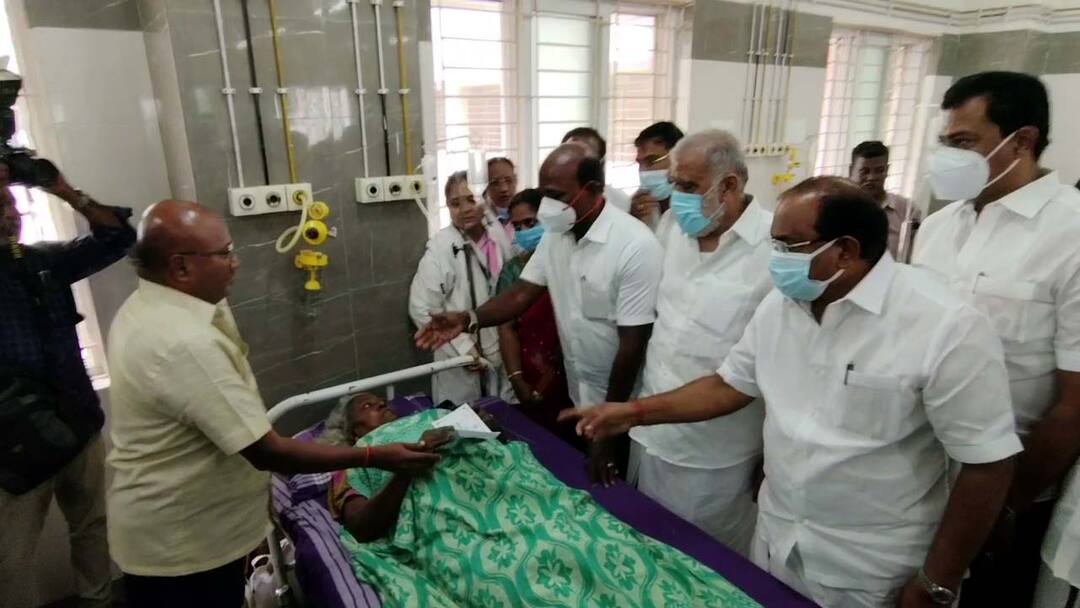 தனியார் மருத்துவமனை தீ விபத்து: உயிரிழந்த குடும்பங்களுக்கு நிவாரண தொகையை வழங்கிய அமைச்சர்கள்