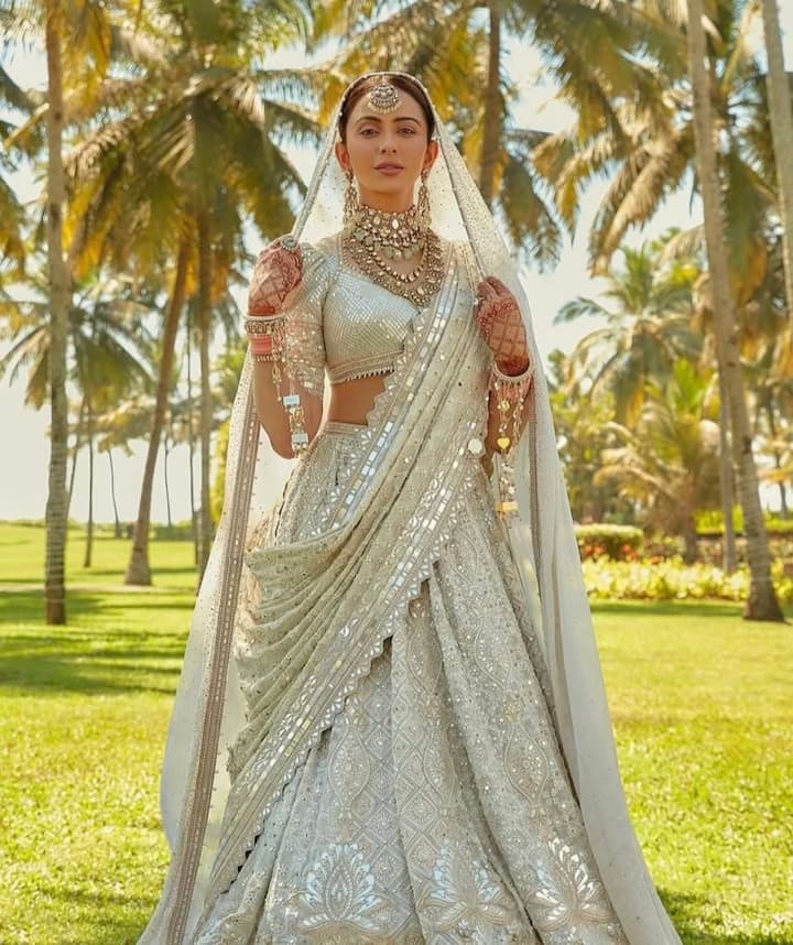 Rakul Preet Singh's Bridal Look: Bollywood actress Rakul Preet Singh took 7 rounds with actor Jackky Bhagnani on February 21. She wore a pastel colored floral print 3D design lehenga in her wedding. With this she completed her look by wearing a full sleeves blouse and heavy Kundan jewellery.