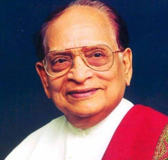 अल्लू अर्जुन के दादा अल्लू रामलिंगैया तेलुगु के बेहद फेमस एक्टर थे. उन्होंने 1000 से अधिक टॉलीवुड फिल्मों में काम किया था. उन्हें 1990 में पद्म श्री से सम्मानित किया गया और 2001 में रघुपति वेंकैया पुरस्कार प्राप्त हुआ. उन्होंने कनका रत्नम से शादी की जिनसे उनके दो बच्चे हुए. एक बेटा अल्लू अरविंद और बेटी सुरेखा .