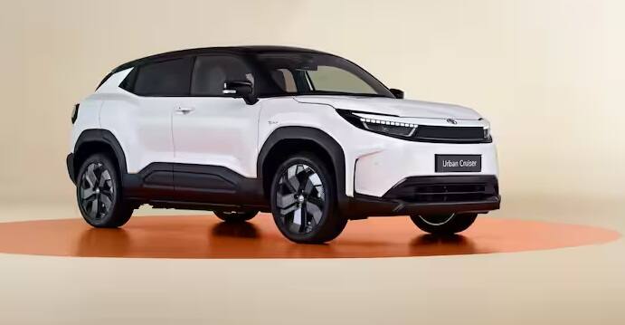 આ Toyota EV ની લંબાઈ 4,285 mm છે. આ કાર 5.2 મીટરના ટર્નિંગ રેડિયસ સાથે આવે છે. કારમાં 18 કે 19 ઈંચના એલોય વ્હીલ્સનો ઉપયોગ કરવામાં આવ્યો છે.
