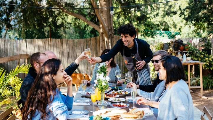 लेकिन क्या सिर्फ इंसान ही साथ बैठकर खाना खाते हैं.अगर आपको कहा जाए कि नहीं जानवर भी ऐसा करते हैं तो क्या आप इस बात पर यकीन करेंगे. शायद एक बार को आप सोच में ज़रूर पड़ जाएंगे.