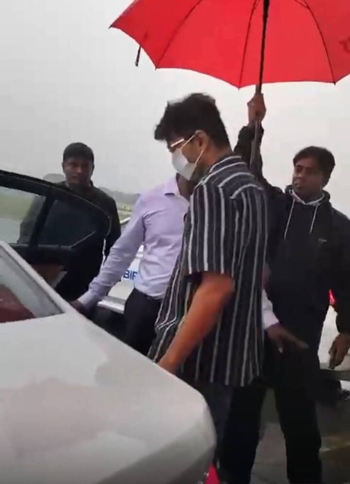 நடிகை த்ரிஷா மற்றும் விஜய் குறித்த கிசு கிசு 'கில்லி' படத்தில் இருவரும் இணைந்து நடித்ததில் இருந்தே தமிழ் சினிமாவில் அவ்வப்போது புகைந்து கொண்டு தான் இருக்கிறது ஆனால் இருவருமே இதை பெரிதாக கண்டுகொள்வதில்லை.