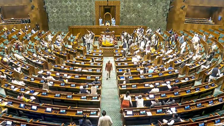 Parliament Winter Session One Nation One Poll bill likely to be introduced in LS tomorrow Parliament Winter Session:  લોકસભામાં આજે રજૂ થશે 'વન નેશન, વન ઇલેક્શન બિલ', મોદી સરકારે કરી છે આ તૈયારી