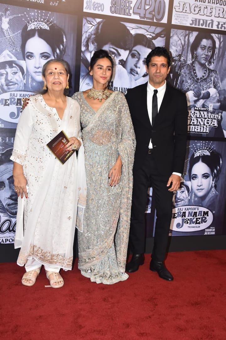 Farhan Akhtar was there with his mom Honey Irani and wife Shibani Dandekar.