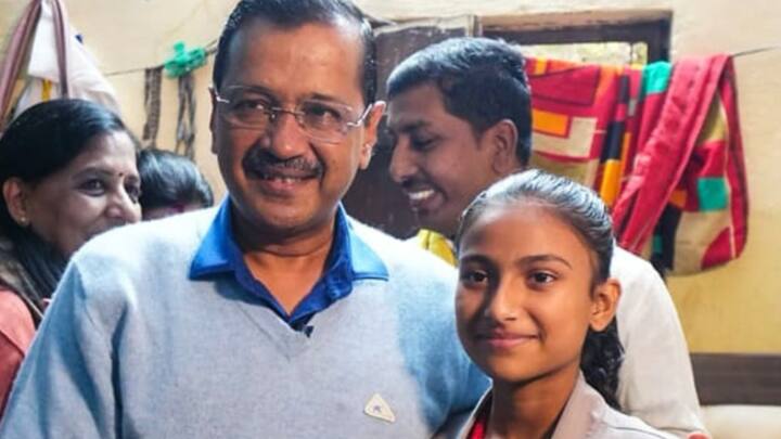 खुद अरविंद केजरीवाल ने जानकारी देते हुए बताया कि जिन भी महिलाओं के पास वोटर आईडी कार्ड नहीं हैं वो जल्दी से बनवा लें, वरना योजना से वंचित रह जाएंगी.