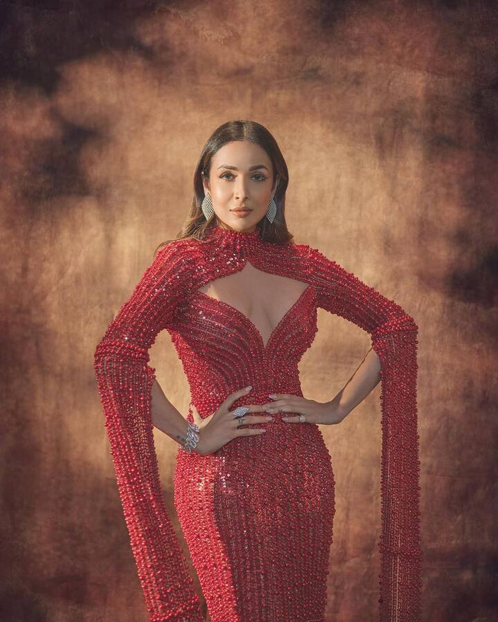 મલાઈકા અરોરા પાર્ટીમાં સ્ટાઈલિશ આઉટફિટમાં જોવા મળે છે. ફેન્સ તેના ગ્લેમરસ લૂકને ખૂબ જ પસંદ કરે છે. મલાઈકા બોડીકોન લૂકમાં ખૂબ જ હોટ લાગે છે.