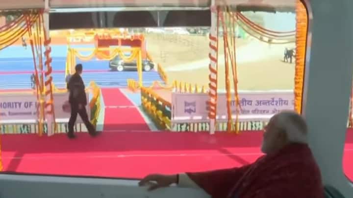 प्रधानमंत्री नरेन्द्र मोदी ने शुक्रवार को प्रयागराज का दौरा किया. वह 2025 के महाकुंभ मेले के लिए बुनियादी ढांचे में सुधार के उद्देश्य से 5,500 करोड़ रुपये की प्रमुख विकास परियोजनाओं की शुरुआत करेंगे. इससे पहले पीएम ने संगम का निरीक्षण किया.