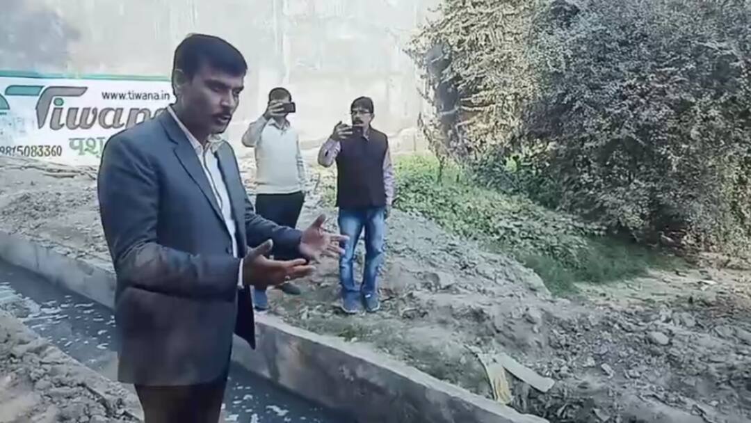 UP Hardoi DM Mangala Prasad Come to inspect the construction of a drain by the municipality ANN 'इसी नाले में डुबो देंगे सही हो जाओगे', हरदोई में नगर पालिका के निर्माण कार्य को लेकर भड़के डीएम