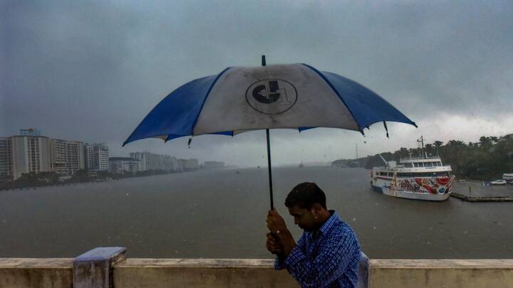 উত্তরবঙ্গে জাঁকিয়ে শীতের স্পেল উত্তরবঙ্গেও। তাপমাত্রা স্বাভাবিকের তুলনায় ২ থেকে ৪ ডিগ্রি সেলসিয়াস নিচে থাকবে বলে অনুমান আবহাওয়া দফতরের।