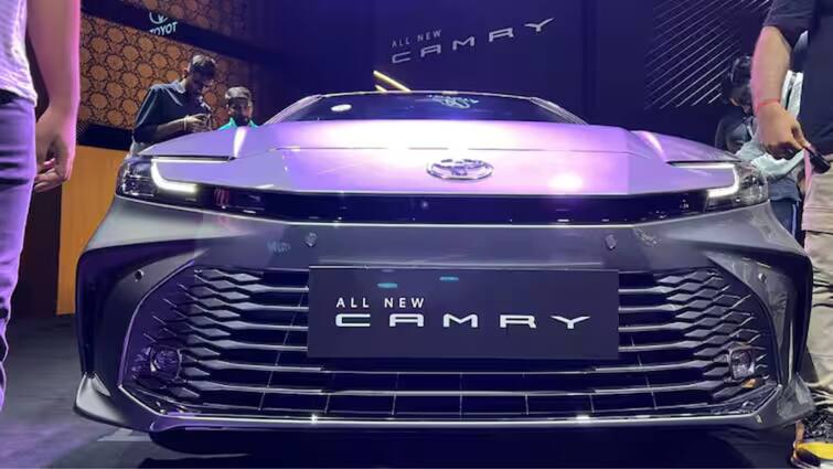Toyota camry new vs old price engine features comparison auto news Toyota Camry New Vs Old: வந்தது டொயோட்டா கேம்ரி,  புதுசு Vs பழசு - விலை, அம்சங்கள் ஒப்பீடு, எது பெஸ்ட் எடிஷன்?