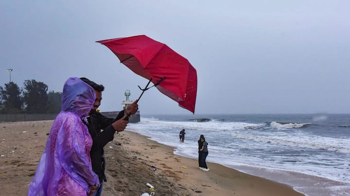 বঙ্গোপসাগরে নিম্নচাপ এলাকা তৈরি হয়েছে। এই নিম্নচাপ পশ্চিম ও উত্তর-পশ্চিম দিকে এগিয়ে স্থলভাগে ঢুকেছে। ক্রমশ দুর্বল হবে সিস্টেমটি।