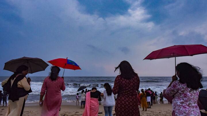 উত্তর ভারতে রয়েছে জেড স্ট্রিম উইন্ড। ঘূর্ণাবর্ত রয়েছে আসামে। ভিনরাজ্যে ভারী থেকে অতি ভারী বৃষ্টির সতর্কতা কেরল এবং মাহেতে। তামিলনাডু, পুদুচেরি, কড়াইকাল, কর্নাটকে ভারী বৃষ্টি হবে।