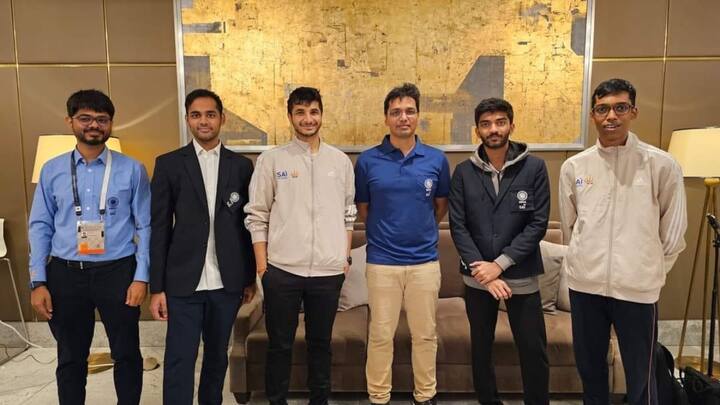 2015-இல் நடந்த பள்ளிகளுக்கான ஆசிய செஸ் சாம்பியன்ஷிப் தொடரில் 9 வயதுக்குட்பட்டோர் பிரிவில் வெற்றி பெற்றார் குகேஷ். அந்த வெற்றி அவரது கனவை நோக்கி பயணிக்க பெரும் உத்வேகத்தை அளித்தது. அடுத்ததாக 2018-ல் நடந்த 12 வயதுக்குப்பட்டோருக்கான பிரிவில் பங்கேற்று குகேஷ், உலக இளைஞர் செஸ் சாம்பியன்ஷிப் பட்டத்தை தட்டித்தூக்கினார்.