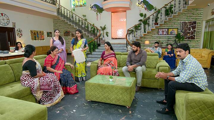 సీతారామయ్య ఆరోగ్య పరిస్థితి గురించి డిస్కస్ చేసుకుంటారు. ఇంతలో వచ్చిన కనకంపై సెటైర్స్ వేస్తారు రుద్రాణి, ధాన్యలక్ష్మి. పలకరించేందుకు వచ్చిందో కూతురికి రాసిచ్చిన ఆస్తిలో ఏదైనా రాయించుకుందామని వచ్చిందో అని నోరుపారేసుకుంటారు.