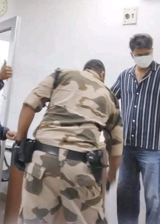 விஜய், பல வருடங்கள் த்ரிஷாவுடன் ஜோடி போடாமல் இருந்ததன் காரணம் கூட, விஜய் - த்ரிஷா இடையே இருக்கும் நட்பு எந்த விதத்திலும் தன்னுடைய வாழ்க்கைக்குள் பிரச்சனையாக வந்துவிட கூடாது என எண்ணி, விஜய்யின் மனைவி சங்கீதா தளபதிக்கு போட்ட கண்டீஷன் தான் என கூறப்பட்டது.