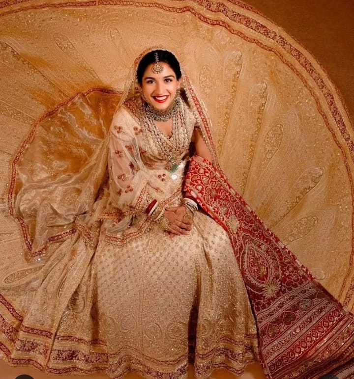 Radhika Merchant's bridal look: Mukesh Ambani and Nita Ambani's younger daughter-in-law Radhika Merchant also looked no less than an actress. She wore many designer dresses in her wedding. In the wedding, she wore a beautiful white and golden colored lehenga, which had a red colored border. Along with this she also wore a red colored additional chunni. Her bridal look was very beautiful and she had carried her sister's wedding jewellery, she looked very beautiful in this polki jewellery.