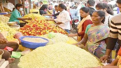 Flower prices rise at Thanjavur flower market tnn மழை கொட்டினாலும், விலை உயர்ந்தாலும் நாங்கள் வாங்குவோம்ல: தஞ்சை பூச்சந்தையில் மக்கள் கூட்டம்