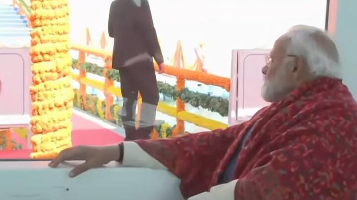 पीएम ने प्रयागराज को योजनाओं की सौगात देने से पहले संत महात्माओं से भी मुलाकात की और महाकुंभ के आयोजन को लेकर उनकी राय जानी.