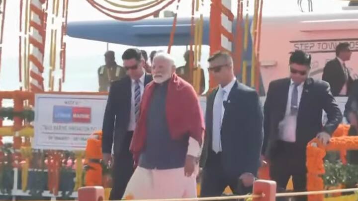 मुख्यमंत्री योगी आदित्यनाथ ने मोदी के दौरे और जनसभा में अपेक्षित भारी भीड़ के मद्देनजर सुचारू व्यवस्था सुनिश्चित करने के लिए बृहस्पतिवार को स्थानीय प्रतिनिधियों के साथ बैठक की थी.