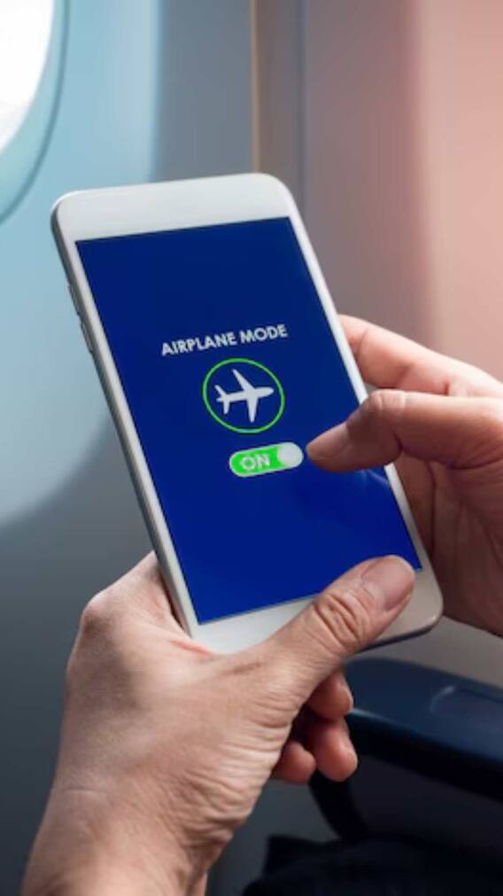फ्लाइट टेक ऑफ करने से पहले Smartphone को Airplane Mode पर क्यों डाला जाता है!
