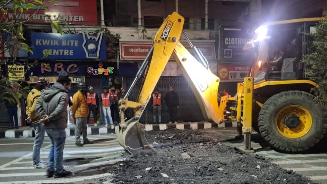 स्पीड ब्रेकर पर 15 मिनट में 7 एक्सीडेंट, स्थानीय लोगों की नाराजगी के बाद DM ने लिया एक्शन Dehradun 7 Accidents in 15 Minutes due to Speed Breaker DM intervened ann स्पीड ब्रेकर पर 15 मिनट में 7 एक्सीडेंट, स्थानीय लोगों की नाराजगी के बाद DM ने लिया एक्शन