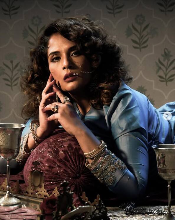 ऋचा चड्ढा भी बॉलीवुड की शानदार एक्ट्रेस हैं. उनकी इस साल ओटीटी पर संजय लीला भंसाली निर्देशित एपिक सीरीज हीरामंडी रिलीज हुई थी. इस वेब शो में ऋचा ने लज्जो का किरदार निभाया था. ऋचा का रोल सीरीज में छोटा था लेकिन उनकी एक्टिंग की खूब तारीफ हुई थी.