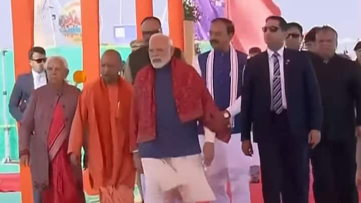 Mahakumbh 2025: प्रधानमंत्री नरेंद्र मोदी शुक्रवार को प्रयागराज पहुंचे और संगम पर क्रूज से निरीक्षण किया. इस दौरा कुछ खास तस्वीरें भी सामने आईं.