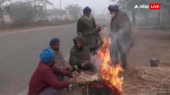 राजधानी दिल्ली में इस सर्दी की सबसे ठंडी सुबह शुक्रवार (13 दिसंबर)  को दर्ज की गई. न्यूनतम तापमान 4.5 डिग्री सेल्सियस तक गिर गया. आयानगर और पूसा जैसे इलाकों में तापमान क्रमशः 3.8 और 3.2 डिग्री सेल्सियस रहा. मौसम विभाग ने आगे भी ठंड बढ़ने और घने कोहरे के आसार जताए हैं. विशेषज्ञों का कहना है कि बर्फीली पहाड़ी हवाएं और साफ आसमान तापमान गिरने का प्रमुख कारण हैं.