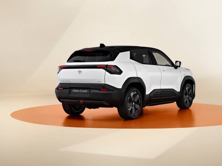 टोयोटा की ये पहली ईवी e Vitara की सिबलिंग है. ये कार बी-स्पोक इलेक्ट्रिक प्लेटफॉर्म पर बेस्ड है. भारतीय बाजार में पहले से अर्बन क्रूजर हाईरायडर शामिल है. इसका मतलब ये है कि भारत में ये कार किसी और नाम के साथ आ सकती है.