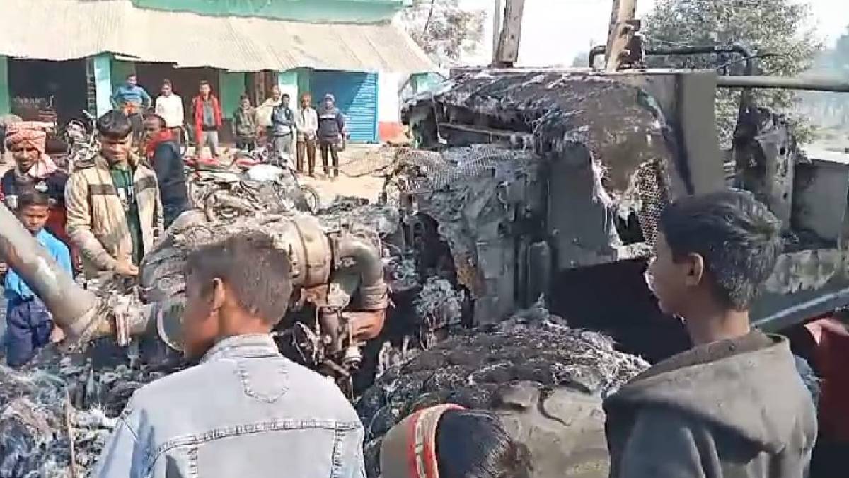 Bihar News: अरवल में नक्सलियों ने JCB, HIVA और रोड रोलर को  किया आग के हवाले, सड़क निर्माण में लगे थे सभी उपकरण