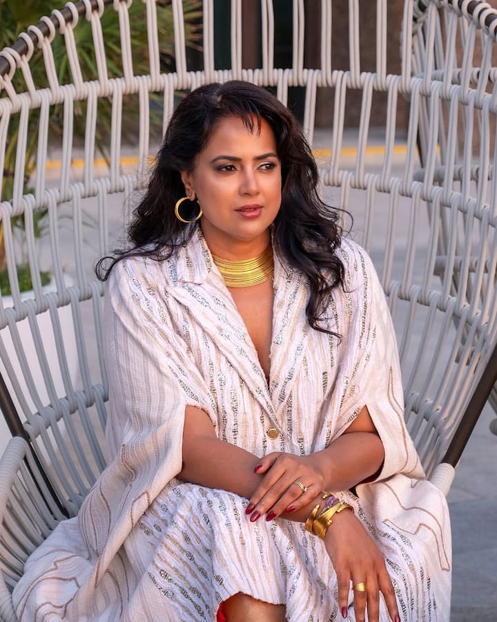 In her acting career, Sameera Reddy continuously played different characters in films like 'Darna Mana Hai', 'Plan', 'Musafir', 'Full and Final' and 'Naksha'.