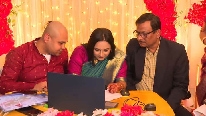 প্রতিটা প্রতিকূলতাই আরও মজবুত করেছে ভালবাসার বন্ধনকে। সেই ভালবাসাই এবার আইনি স্বীকৃতি পেল আলো ঝলমলে আনন্দ সন্ধেয়।