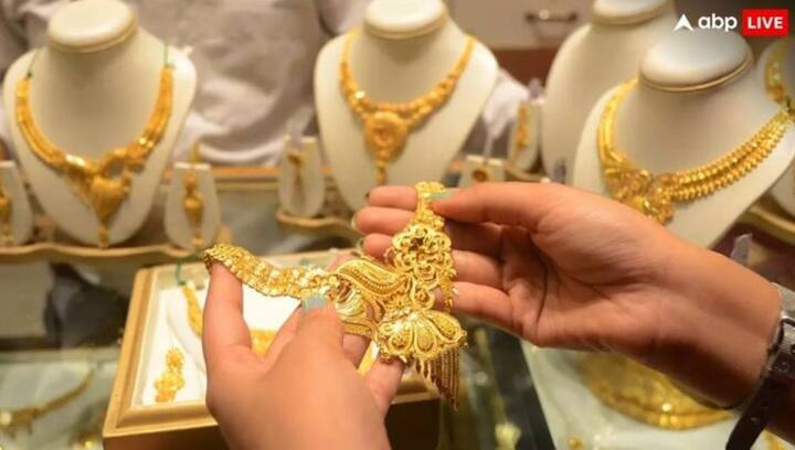 24 कॅरेट सोनेदेखील 500 रुपयांनी स्वस्त झाले आहे. या घसरणीसह मुंबई, चेन्नई, बिहार या भागात सोन्याचा भाव प्रति 10 ग्रॅम  72,300 रुपये झाला आहे.