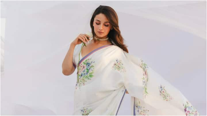 Alia Bhatt Saree: దేవకన్య భూమికి దిగి వచ్చిందా అన్నట్టు వైట్ శారీలో ఏంజెల్ అన్నట్టు మెరిసింది ఆలియా భట్. సోషల్ మీడియాలో ఆవిడ షేర్ చేసిన కొత్త ఫోటోలు చూస్తే ఎవరైనా ఫిదా కావాల్సిందే.