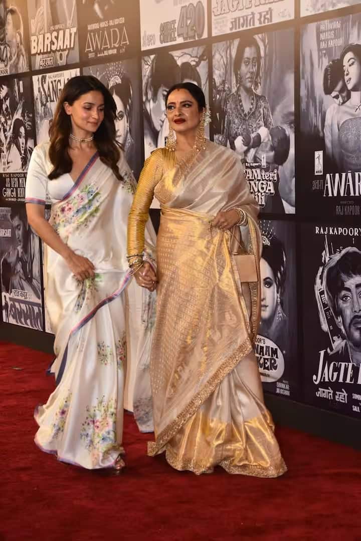 આ દરમિયાન આલિયા ભટ્ટ રેખાને વેલકમ કરવા પહોંચી હતી. તસવીરમાં રેખા આલિયાનો હાથ પકડેલી જોવા મળી રહી છે.