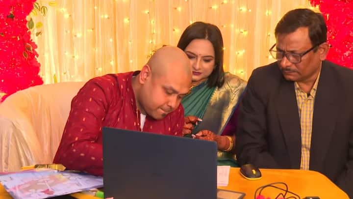 তাঁর হাত ধরেই রাজনীতির রং বদলেছিলেন। সম্পর্কের বদলের দিনও তাঁকেই প্রধান সাক্ষী মানলেন আইনজীবী ও বিজেপি নেতা কৌস্তভ বাগচী।