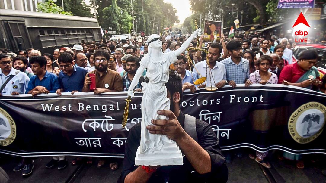 RG Kar News: 'আশা হারালে চলবে না, বিচার ছিনিয়ে আনতেই হবে', লড়াইয়ের তোড়জোড় নির্যাতিতার বাবা-মার RG Kar Case CBI Chargesheet issue family of doctors calls for protest looking for justice RG Kar News: 'আশা হারালে চলবে না, বিচার ছিনিয়ে আনতেই হবে', লড়াইয়ের তোড়জোড় নির্যাতিতার বাবা-মার