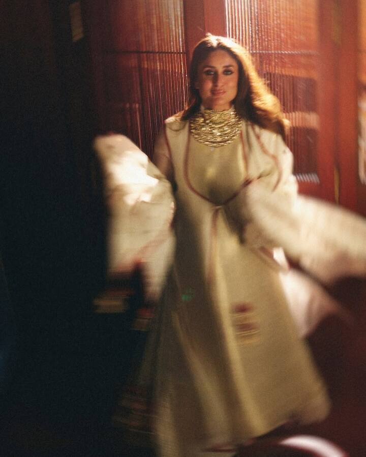 Kareena paired the outfit with understated makeup and hair, along with extravagant layered necklaces that enhanced her traditional look.
