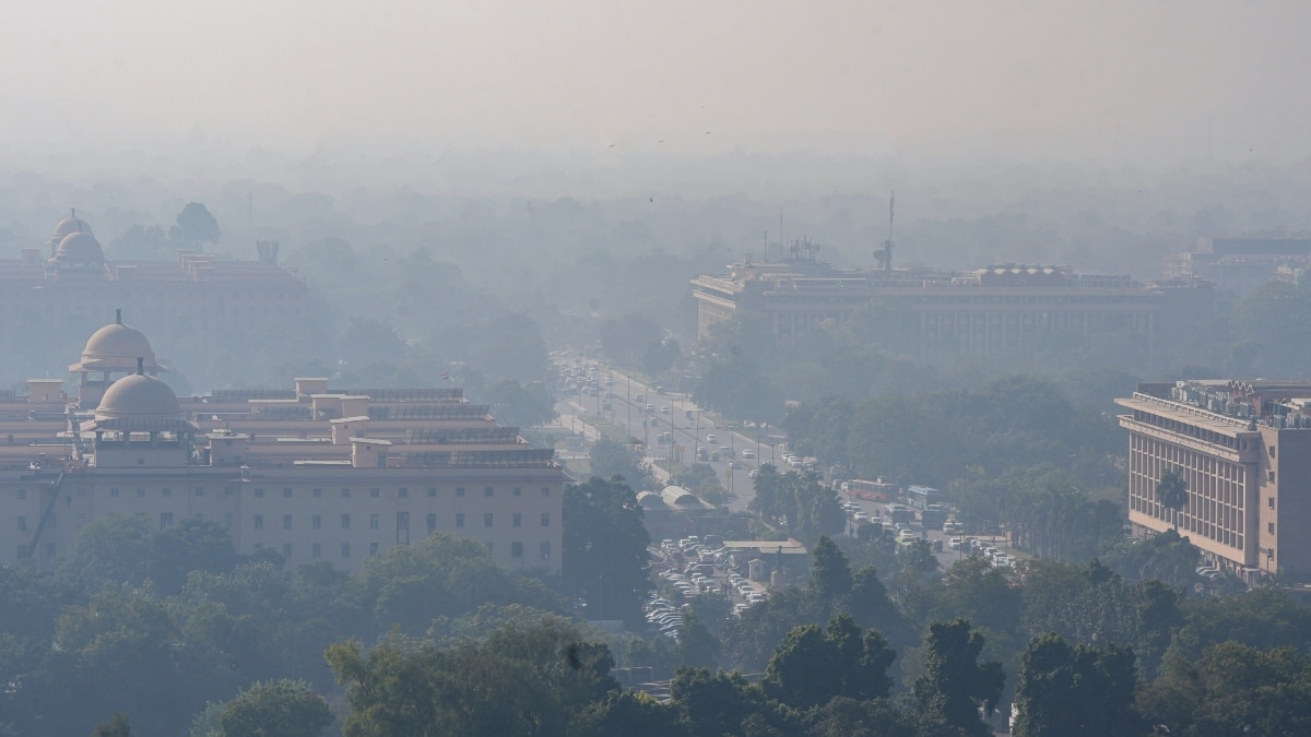 Delhi Weather: दिल्ली में ठंड से लोगों का बुरा हाल, कब शुरू होगी ठिठुरन वाली सर्दी? आज कैसा रहेगा मौसम?