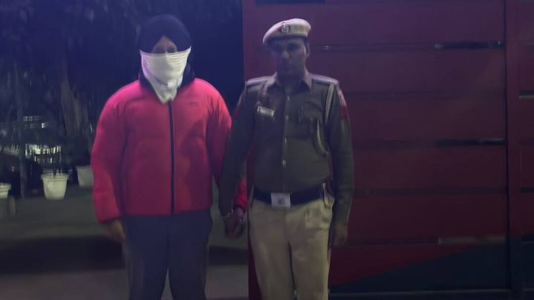 जवान को बुजुर्ग बनाकर विदेश भेजने वाला एजेंट गिरफ्तार, फर्जी पासपोर्ट मामले में चल रहा था फरार Delhi agent arrested in fake passport case by making face change ANN जवान को बुजुर्ग बनाकर विदेश भेजने वाला एजेंट गिरफ्तार, फर्जी पासपोर्ट मामले में चल रहा था फरार