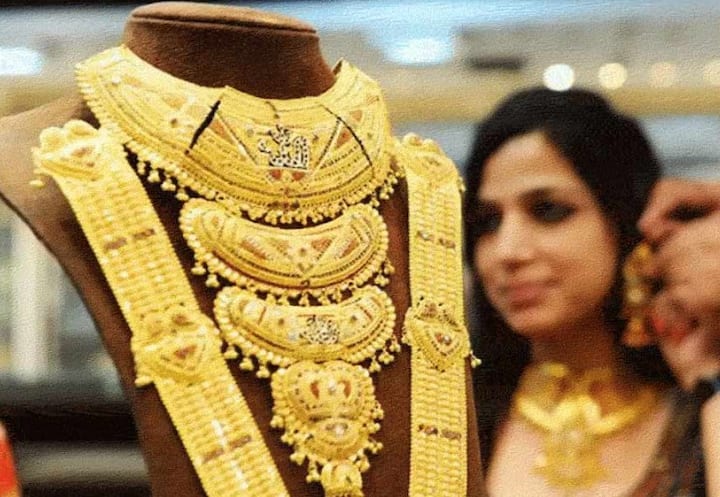 Gold Price Today: गेल्या काही दिवसांपासून सोन्याच्या भावात चढ-उतार पाहायला मिळतोय.